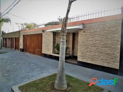 Se vende amplia casa en zona residencial de Valle Hermoso,